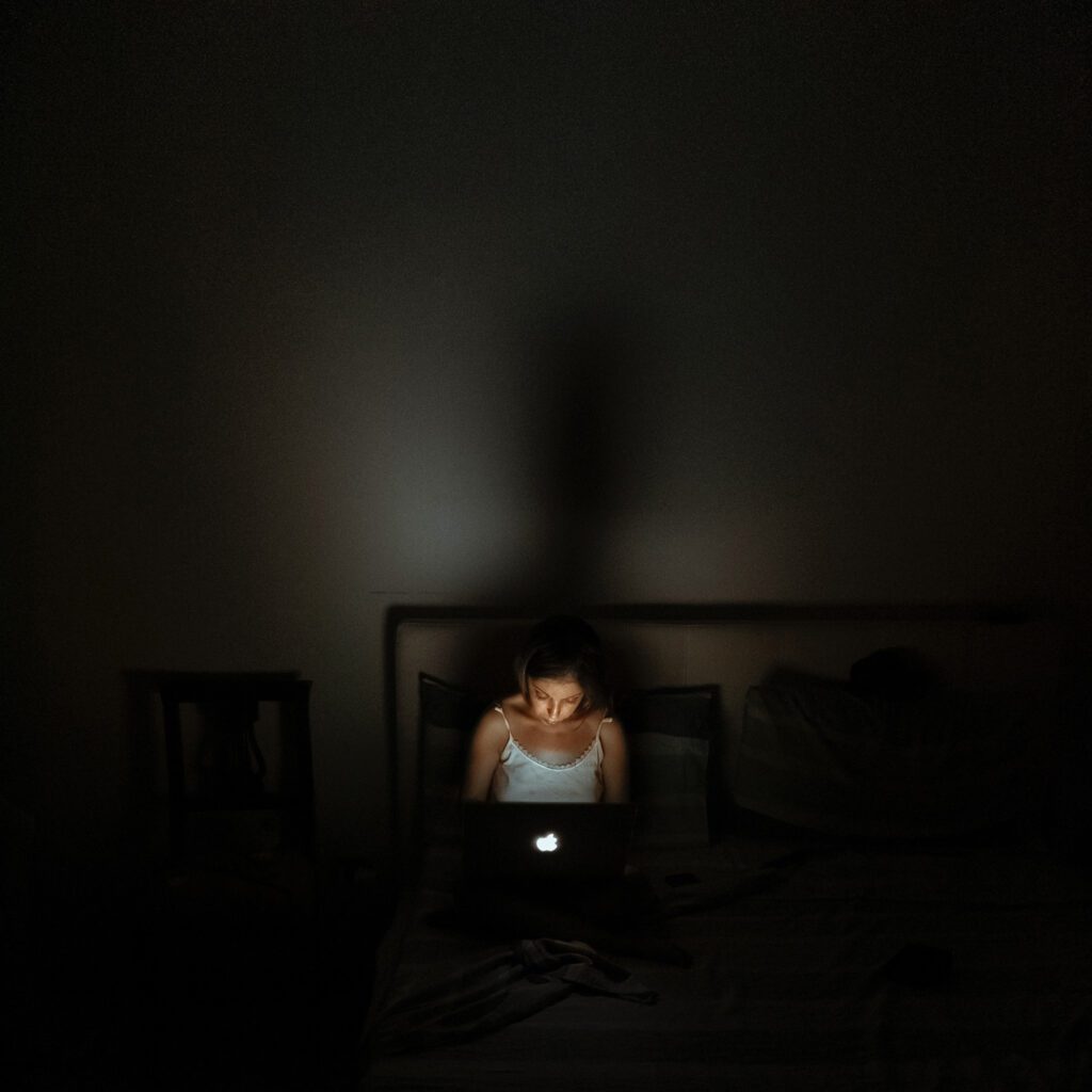 mujer viendo series en oscuridad