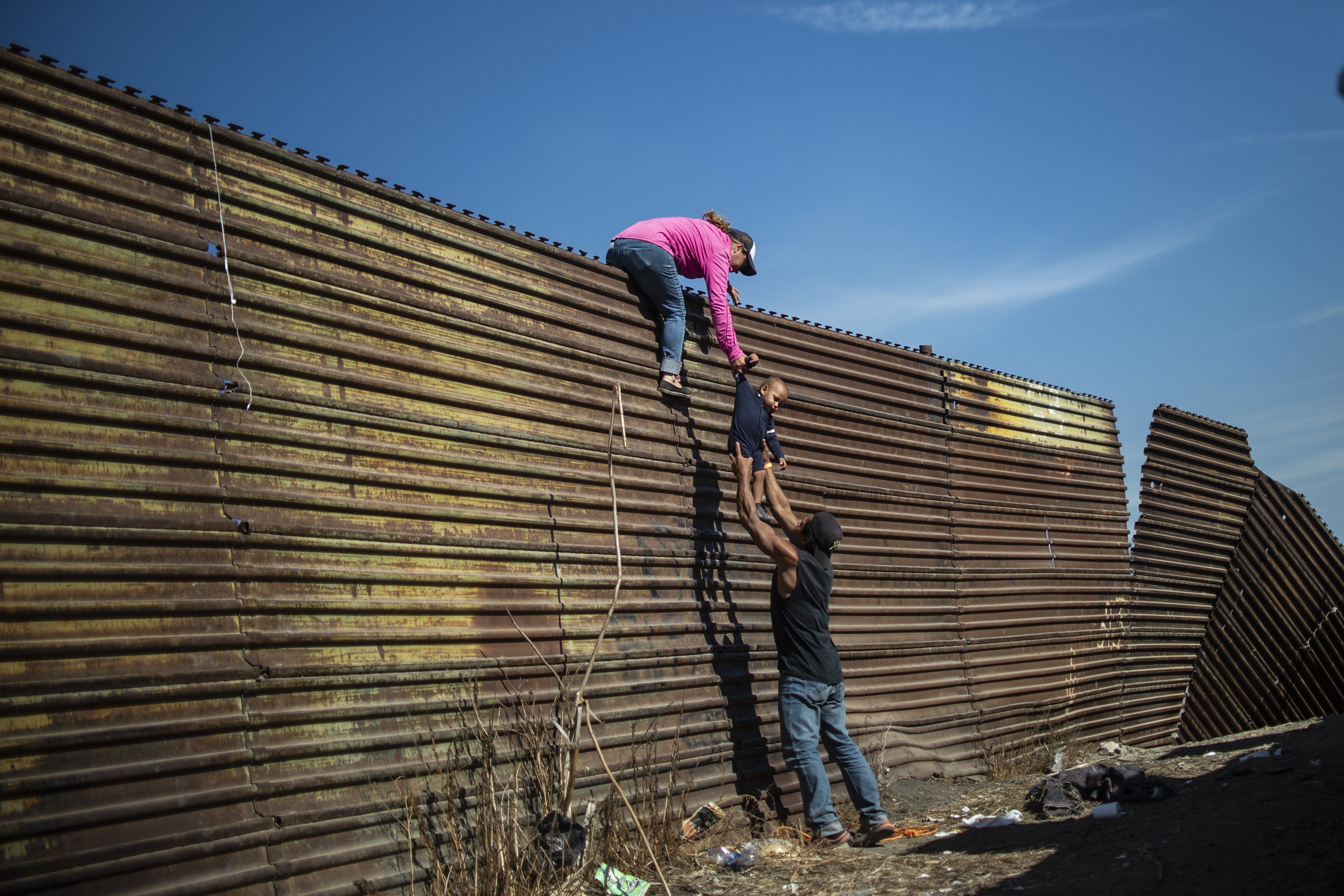 World Press Photo - Climbing the Border Fence